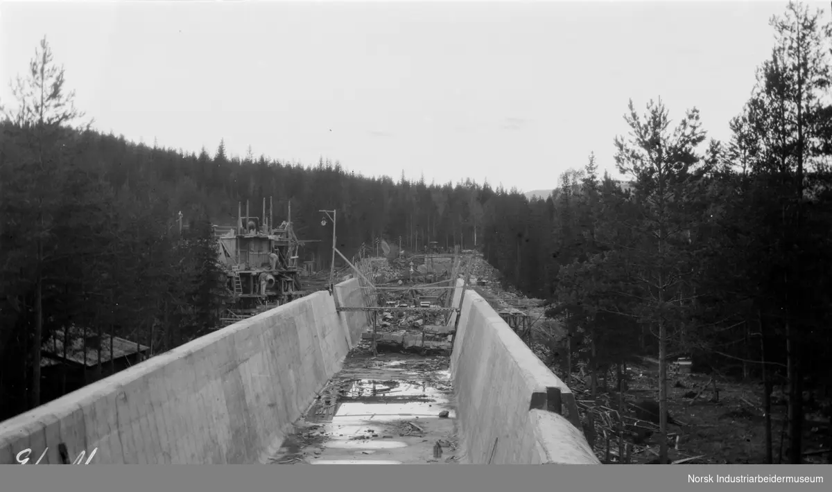 Arbeid med inntakskanalen ved Gravenfoss Kraftstasjon.