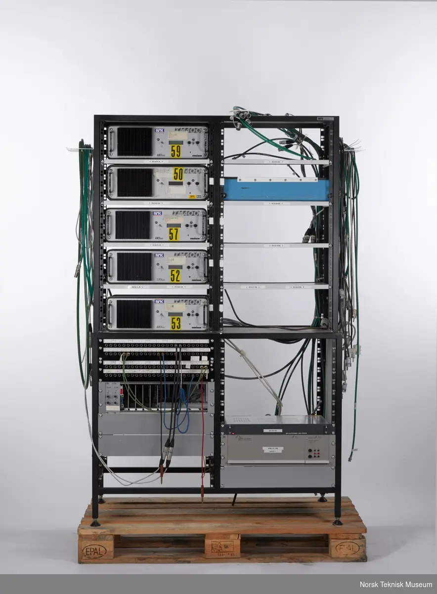 Skap med 5 linkmottakere, 3 rack: ett med jackfelt, ett med videokrysskinne og ett med strømforsyning. I tillegg 3 påskrudde stikkontakter samt kabler og ledninger.