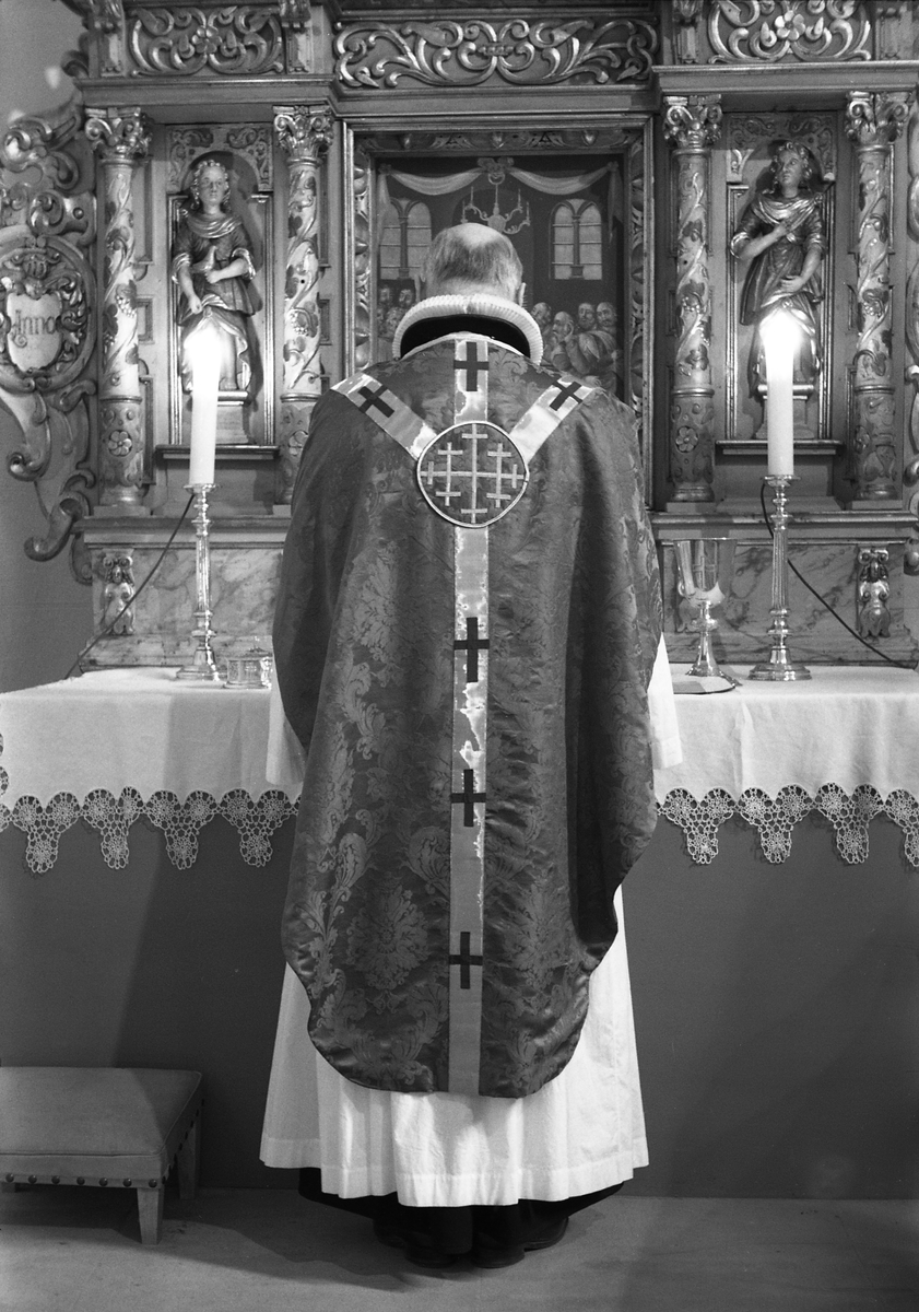 Serie på 18 bilder fra Hoff kirke i Østre Toten. Bildene viser ulike messehagler. På de fleste bildene bæres messehaglene trolig av sogneprest Finn Sommer.