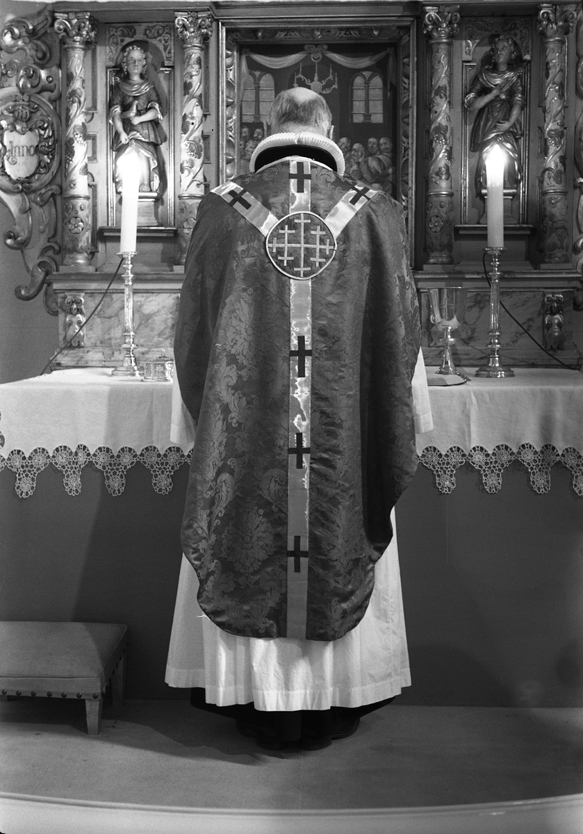 Serie på 18 bilder fra Hoff kirke i Østre Toten. Bildene viser ulike messehagler. På de fleste bildene bæres messehaglene trolig av sogneprest Finn Sommer.