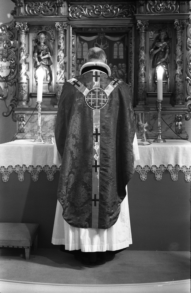 Serie på 18 bilder fra Hoff kirke i Østre Toten. Bildene viser ulike messehagler. På de fleste bildene bæres messehaglene trolig av sogneprest Finn Sommer.