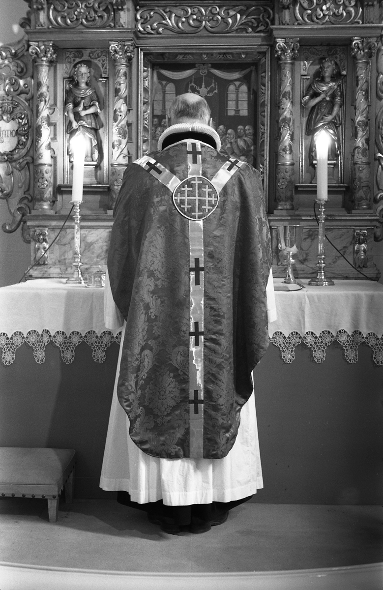 Serie på 18 bilder fra Hoff kirke i Østre Toten. Bildene viser ulike messehagler. På de fleste bildene bæres messehaglene trolig av sogneprest Finn Sommer.