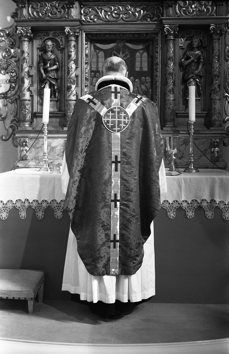 Serie på 18 bilder fra Hoff kirke i Østre Toten. Bildene viser ulike messehagler. På de fleste bildene bæres messehaglene trolig av sogneprest Finn Sommer.