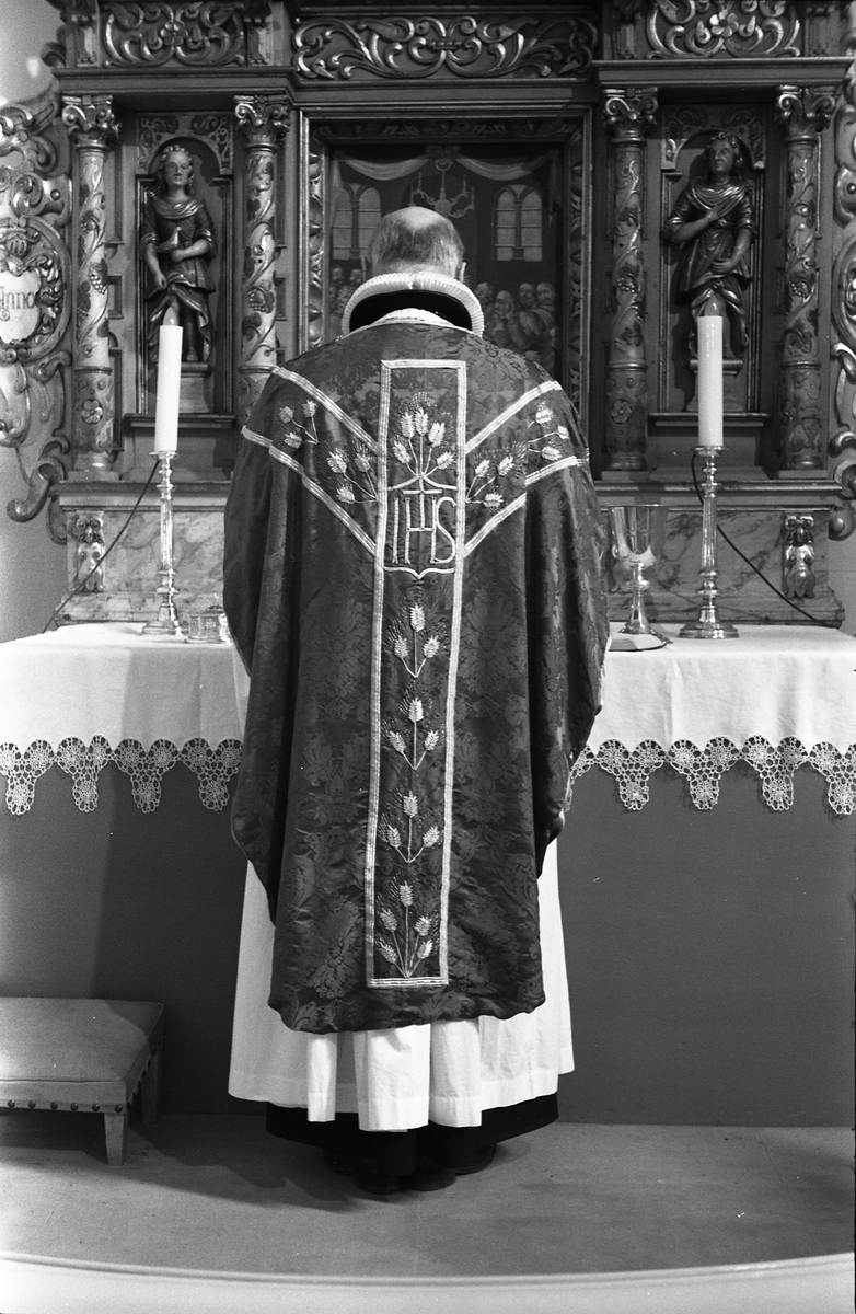 Serie på 18 bilder fra Hoff kirke i Østre Toten. Bildene viser ulike messehagler. På de fleste bildene bæres messehaglene trolig av sogneprest Finn Sommer.