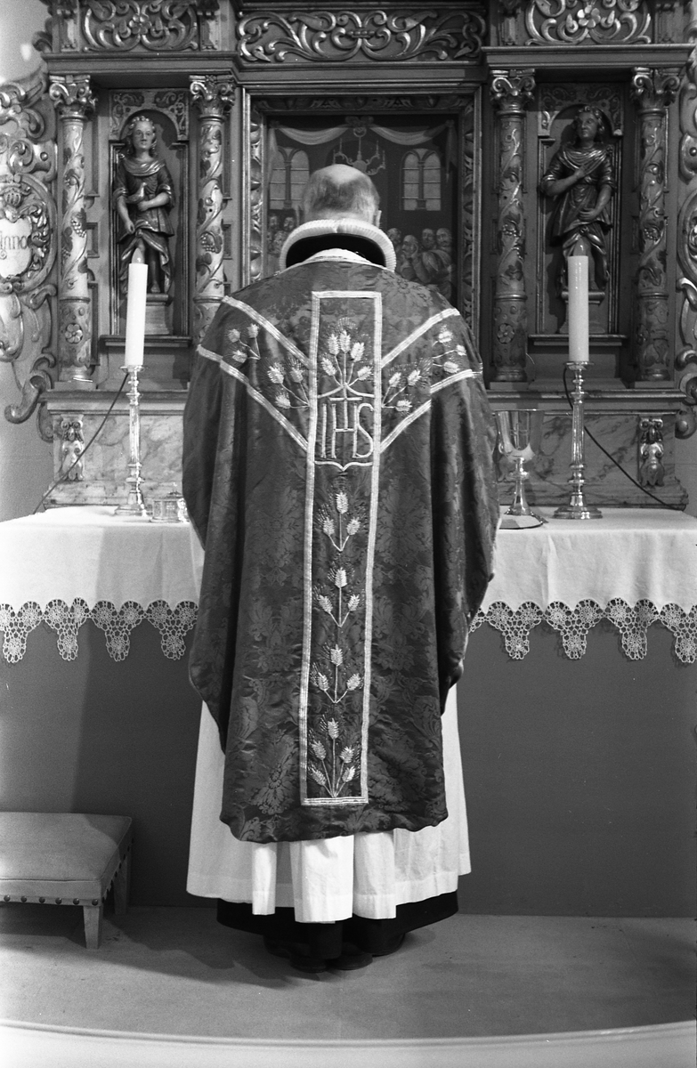 Serie på 18 bilder fra Hoff kirke i Østre Toten. Bildene viser ulike messehagler. På de fleste bildene bæres messehaglene trolig av sogneprest Finn Sommer.
