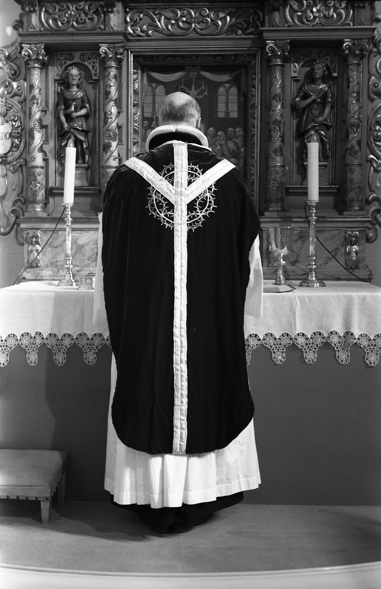 Serie på 18 bilder fra Hoff kirke i Østre Toten. Bildene viser ulike messehagler. På de fleste bildene bæres messehaglene trolig av sogneprest Finn Sommer.