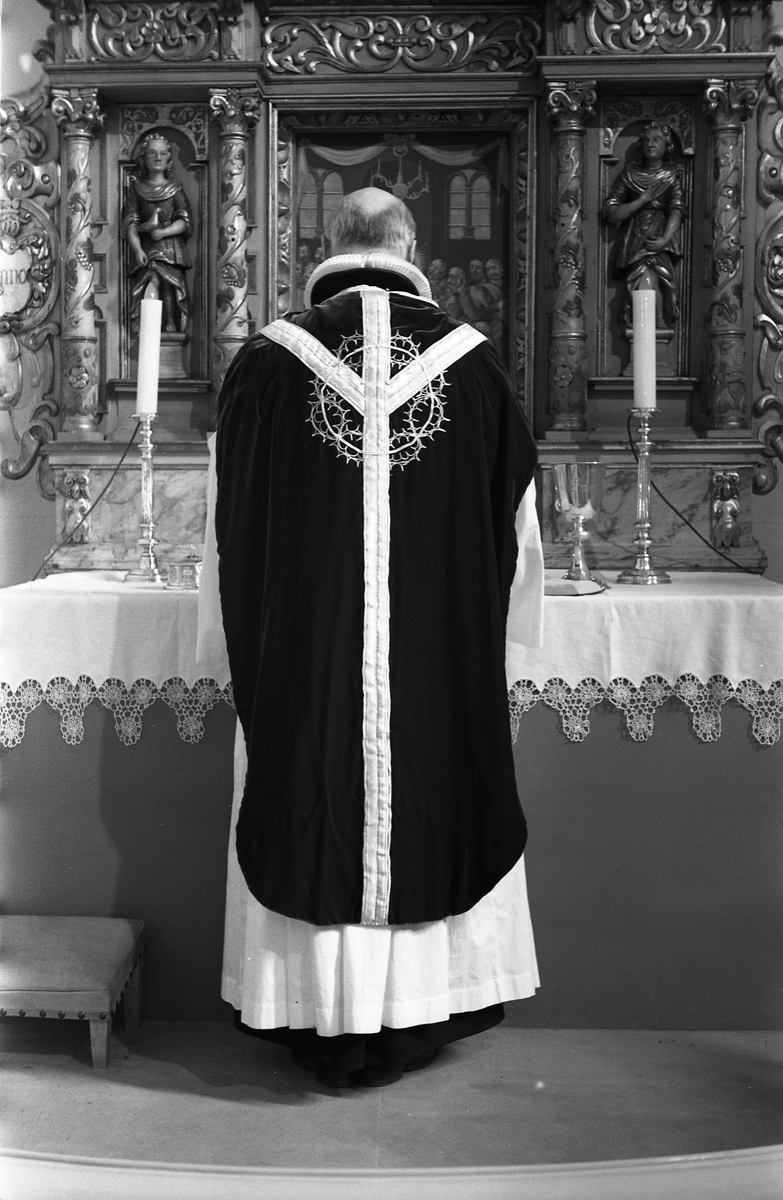Serie på 18 bilder fra Hoff kirke i Østre Toten. Bildene viser ulike messehagler. På de fleste bildene bæres messehaglene trolig av sogneprest Finn Sommer.