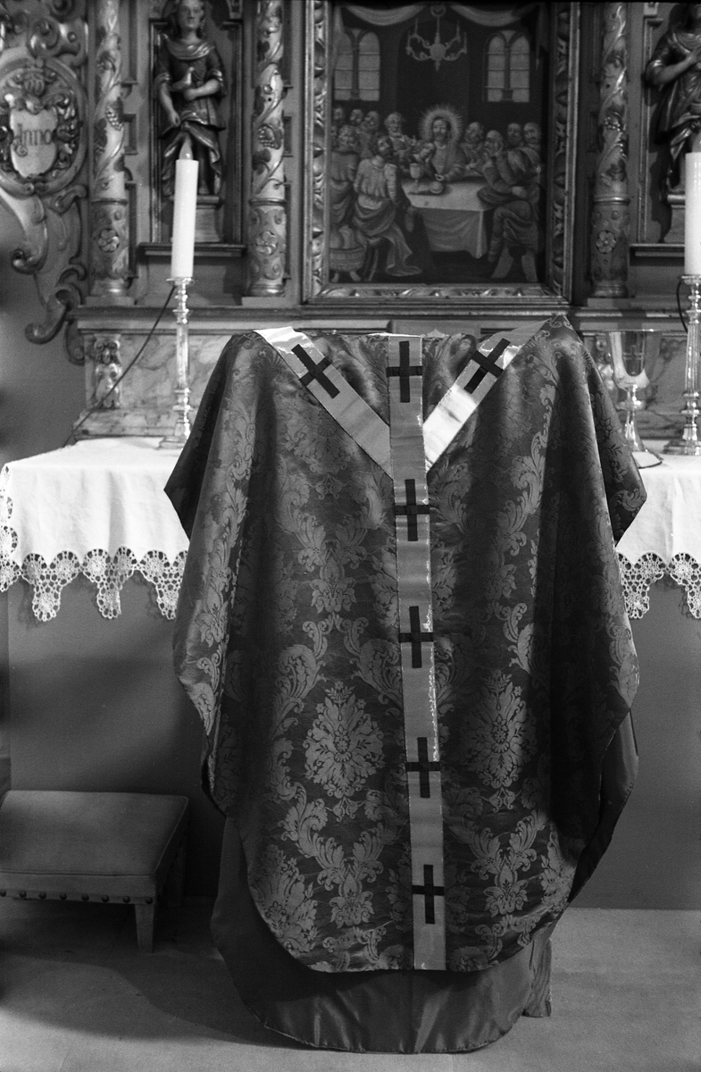 Serie på 18 bilder fra Hoff kirke i Østre Toten. Bildene viser ulike messehagler. På de fleste bildene bæres messehaglene trolig av sogneprest Finn Sommer.