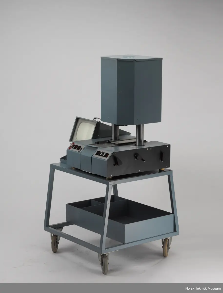 Apparatet er ikke komplett med orignale deler. Monitoren Disa er tilpasset bruk og har fått en ny metallplate som understøtte. Det originale speilet som ble brukt, mangler. Gjenstanden står på et originalt trillebord og har en kasse under med diverse tilkoblingsledninger.

En luke i bakkant av apparatet mangler.