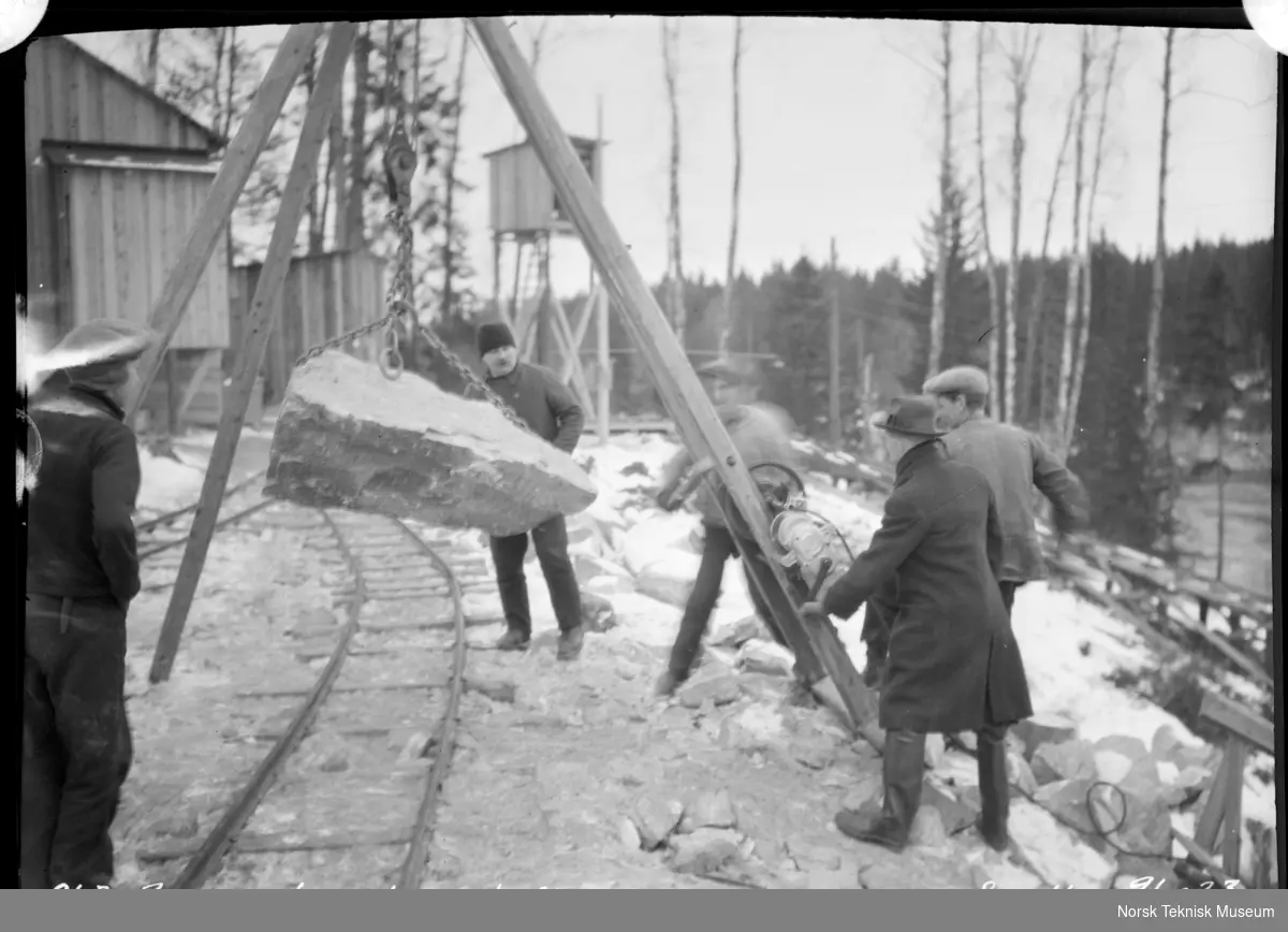 Stubbebryter med 1/2 HK motor løfter stein ved Raanaasfoss kraftanlegg, Sundfos, 9.2. 1923