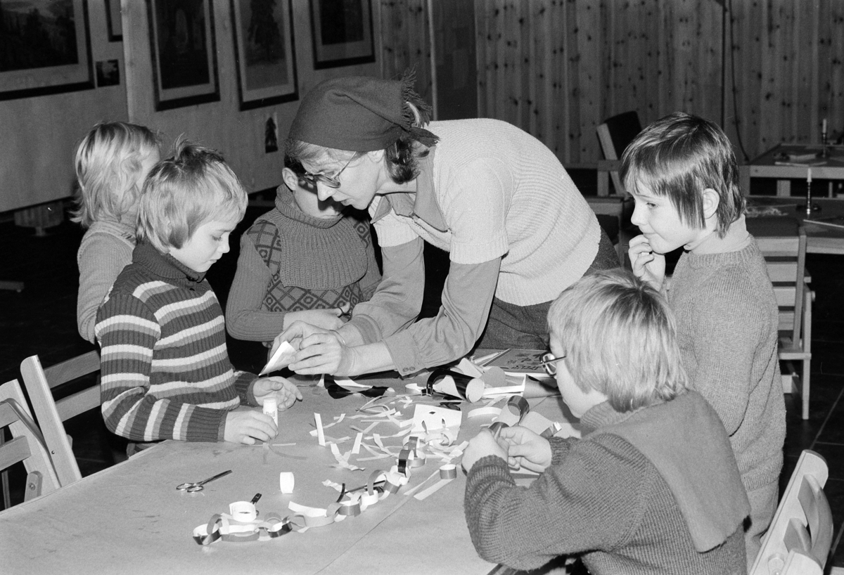 Storhamarlåven, Hedmarksmuseet, Skolebarn, Storhamar skole, lager juletrepynt i aulaen, juleforberedelse. C-fløy, HDH.03. Cecilie Jensen..