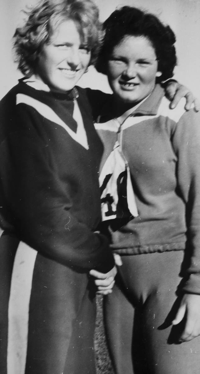 F.v Linda Skjønsberg, Romedal IL, Vera Strandli, Ottestad IL, friidrett, kulestøt.