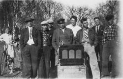 Leirfjord, Tovåsen. Ungdom rundt positivet. F.v.: Irun Tovås