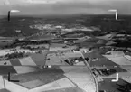 Flygfoto mot öster över byarna Ölmstad och Brötjemark på 1940-talet i Jönköpings kommun. Nr H 2584.