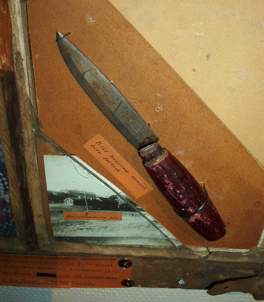 En montasje laget av bevismateriale; en knust vindusrute, et skjerf , en tollekniv der bladet er løsnet fra skaftet, to håndflateavtrykk og tre foto. Deler av montasjen er gjenbruk av et maleri.