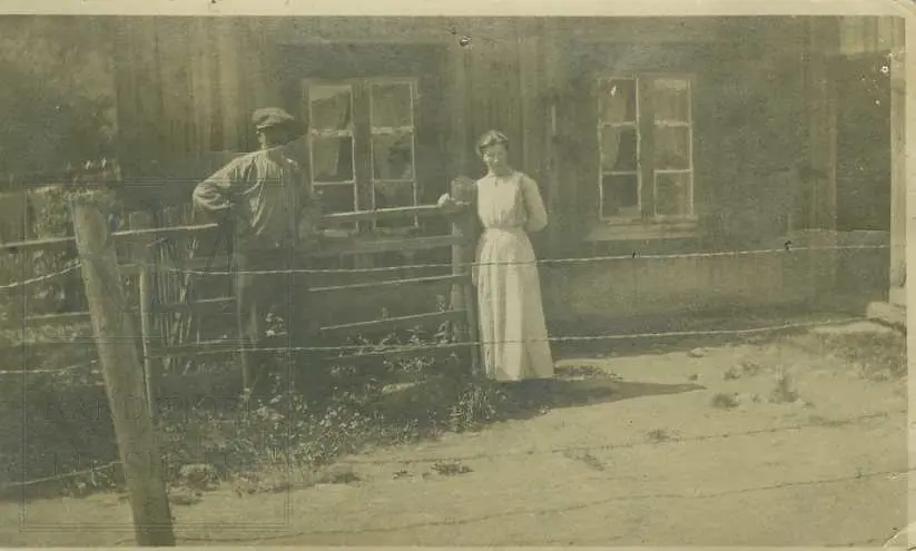 Foto fra album, hovedsaklig portrett, men og fra begravelse og utenfor et hus. Portrett av Kristian Augedahl.