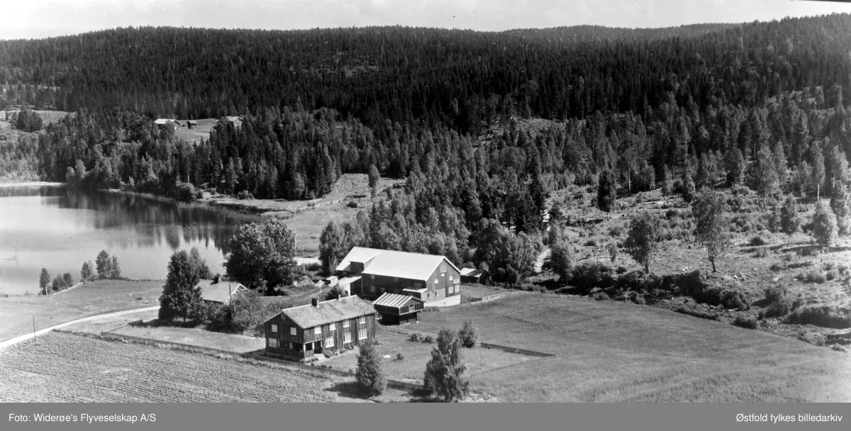 Bøen østre 75/1-2-7. Rømsjøen til venstre. Flyfoto fra Rømskog.