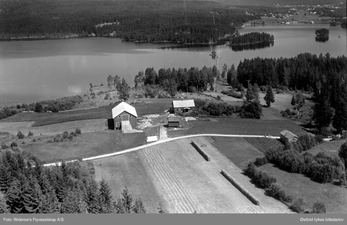 Haukebøl 67/14. Rømsjøen i bakgrunnen. Flyfoto fra Rømskog 1953.