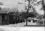 Exteriör av officersbostäderna på livgrenadjärregementet i början av 1880-talet. Avfotografering av bild ur tryck.