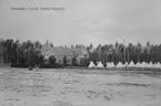 Gustaf Adolfs kapell, Malmslätt. Militärtält bredvid. Soldat på gräset framför. Avfotografering av vykort.