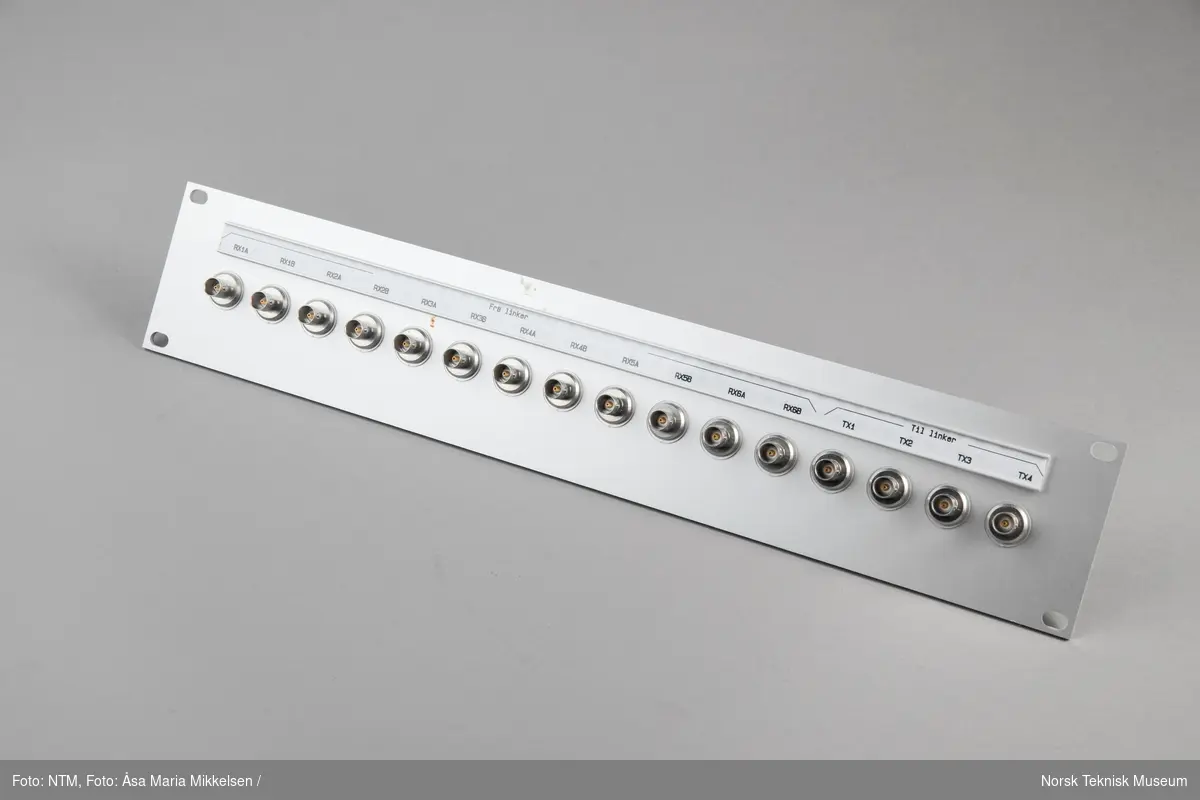 Skap med 5 linkmottakere, 3 rack: ett med jackfelt, ett med videokrysskinne og ett med strømforsyning. I tillegg 3 påskrudde stikkontakter samt kabler og ledninger.