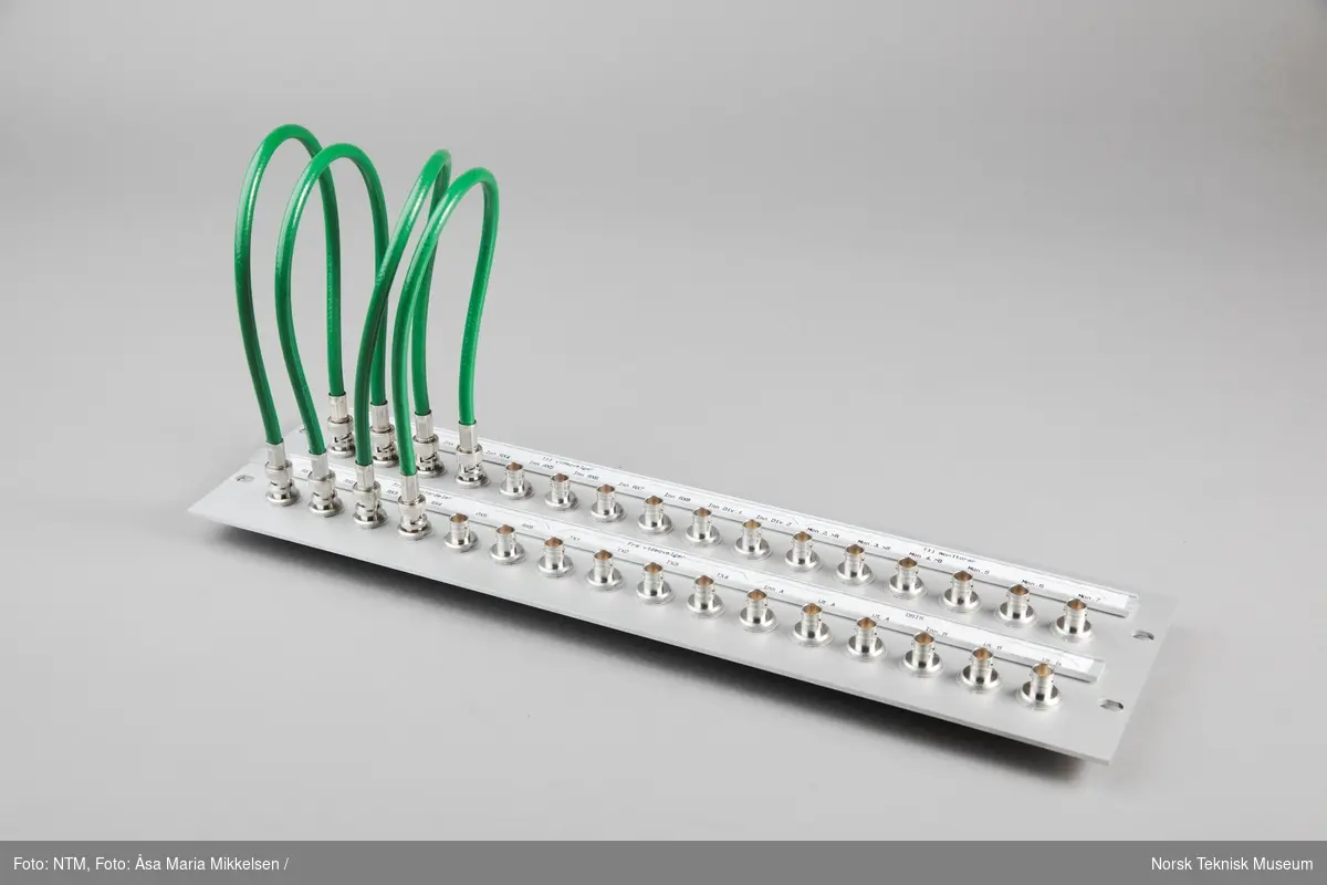 Skap med 5 linkmottakere, 3 rack: ett med jackfelt, ett med videokrysskinne og ett med strømforsyning. I tillegg 3 påskrudde stikkontakter samt kabler og ledninger.