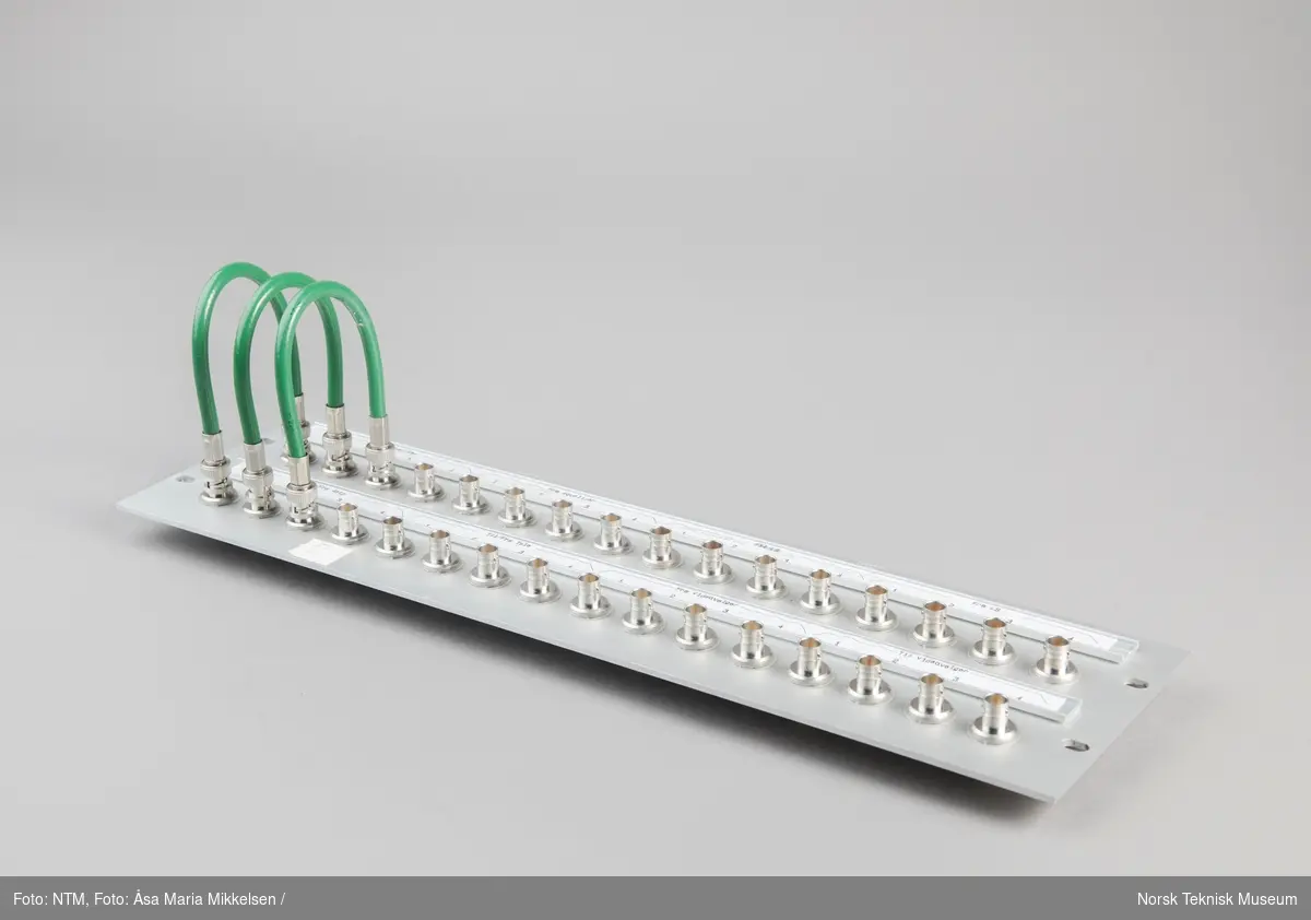 Skap med 5 linkmottakere, 3 rack: ett med jackfelt, ett med videokrysskinne og ett med strømforsyning. I tillegg 3 påskrudde stikkontakter samt kabler og ledninger.