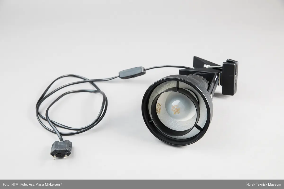 Skap med 5 linkmottakere, 3 rack: ett med jackfelt, ett med videokrysskinne og ett med strømforsyning. I tillegg 3 påskrudde stikkontakter samt kabler og ledninger.