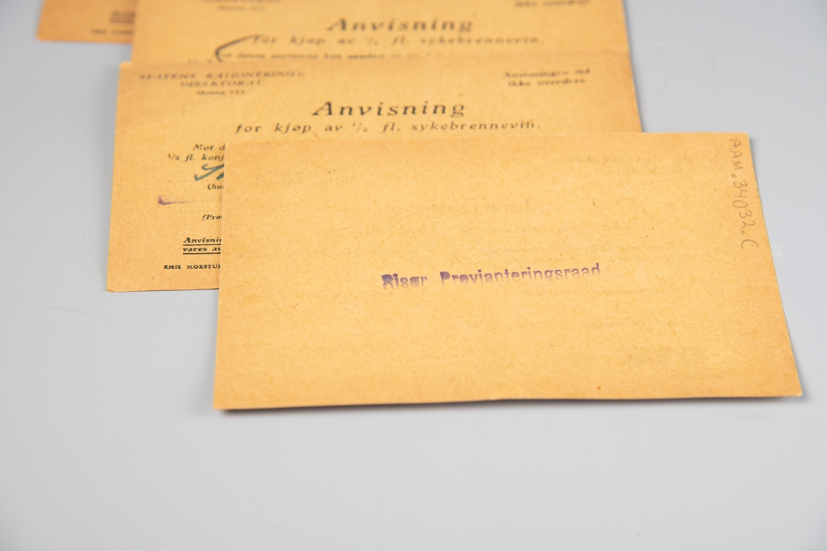 Rektangulær papirsedel, gulnet papir. Sort, trykket tekst. Anvisningene er utstedt av Statens Rationeringsdirektorat og er gitt skjemanummer 123. Pasienten hadde anledning til å velge mellom en halv flaske konjakk, whisky eller akevitt.

Brennevinsforbudet, som i Norge varte fra  1916 til 1927, startet som et midlertidig forbud i forbindelse med jule- og nyttårshøytiden. Etter en henvendelse fra politimestrene i landets tre største byer på nyåret 1917 og en folkeavstemning i 1919, ble imidlertid forbudet først forlenget og så lovfestet. (Kilde: IKA Trønderlag)

A. Dato: 21/4 - 1918.
B. Dato: 21/11 (usikker) 1918.
C. Dato. 21/11 1918.
D. Dato: 16/11 1918.