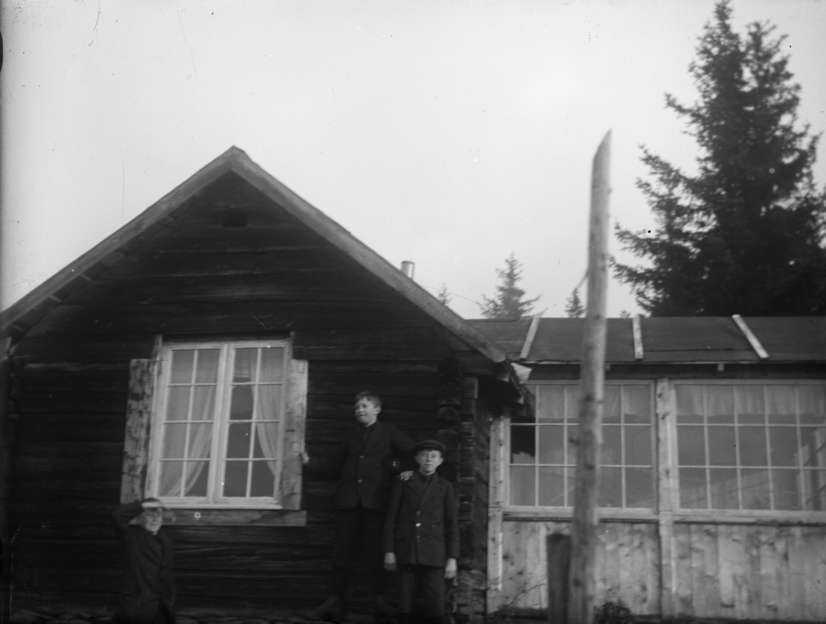 Tre gutter utenfor et ukjent hus, muligens i Østre Gausdal