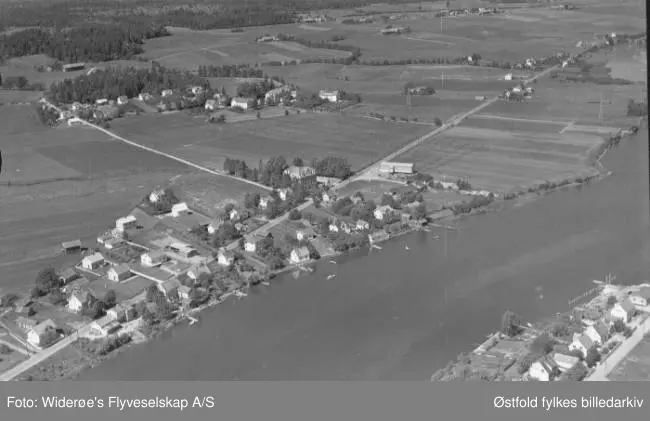 Solliveien med Rekustad skole, boliger, Haugetun folkehøyskole og gårder bakover i bildet, Rolvsøy. Visterflo med noen hus på Greåker siden.