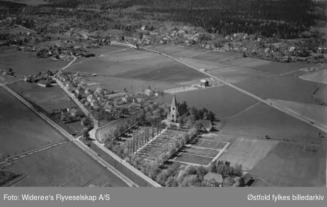 Rolvsøy kirke sett fra øst mot vest. Kirken ble bygd i 1907/08.