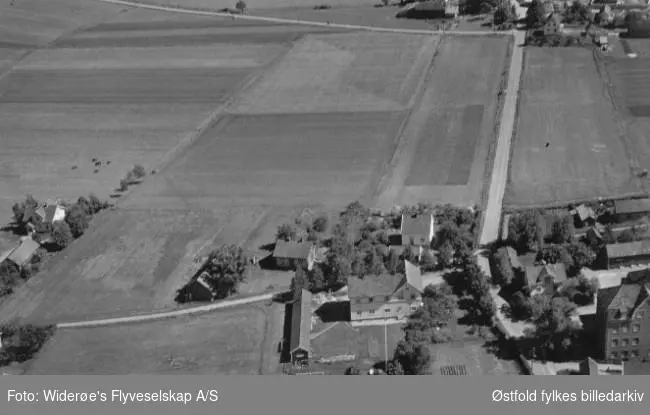 Pleiehjemet og Hauge skole og noe bebyggelse. Tatt fra Haugeåsen, Rolvsøy.