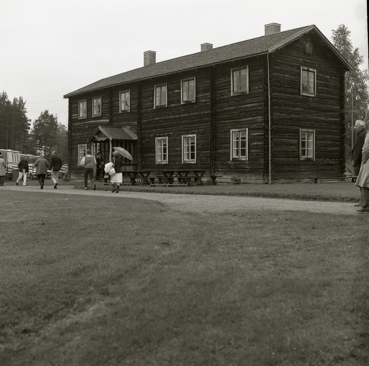 G-H Årsmöte 1985. Utflykt till gammal timrad gård.