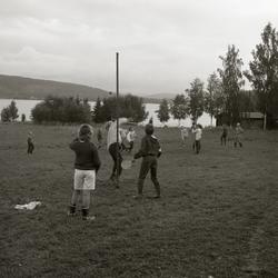 Volleybollspel på äng, sommaren 1985.