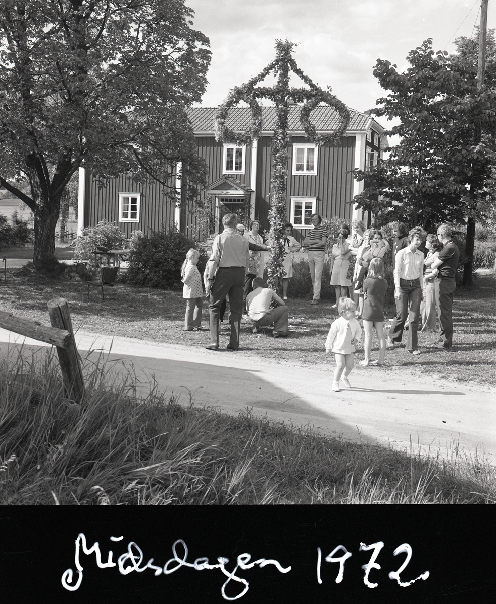 På gården Sunnanåker dansar midsommarfirare runt stången, 1972.