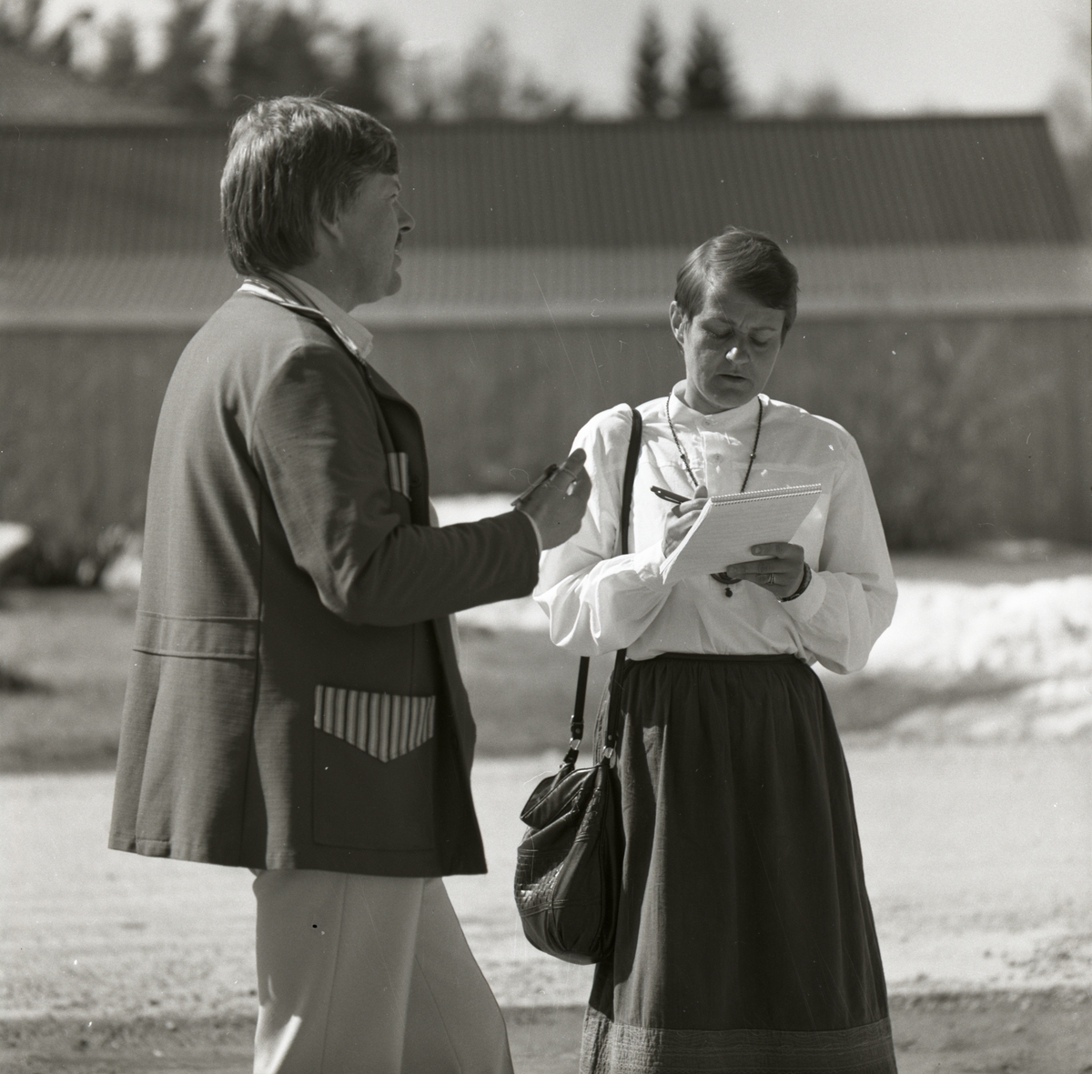 En kvinna intervjuar en man i Voxna den 5 maj 1986.