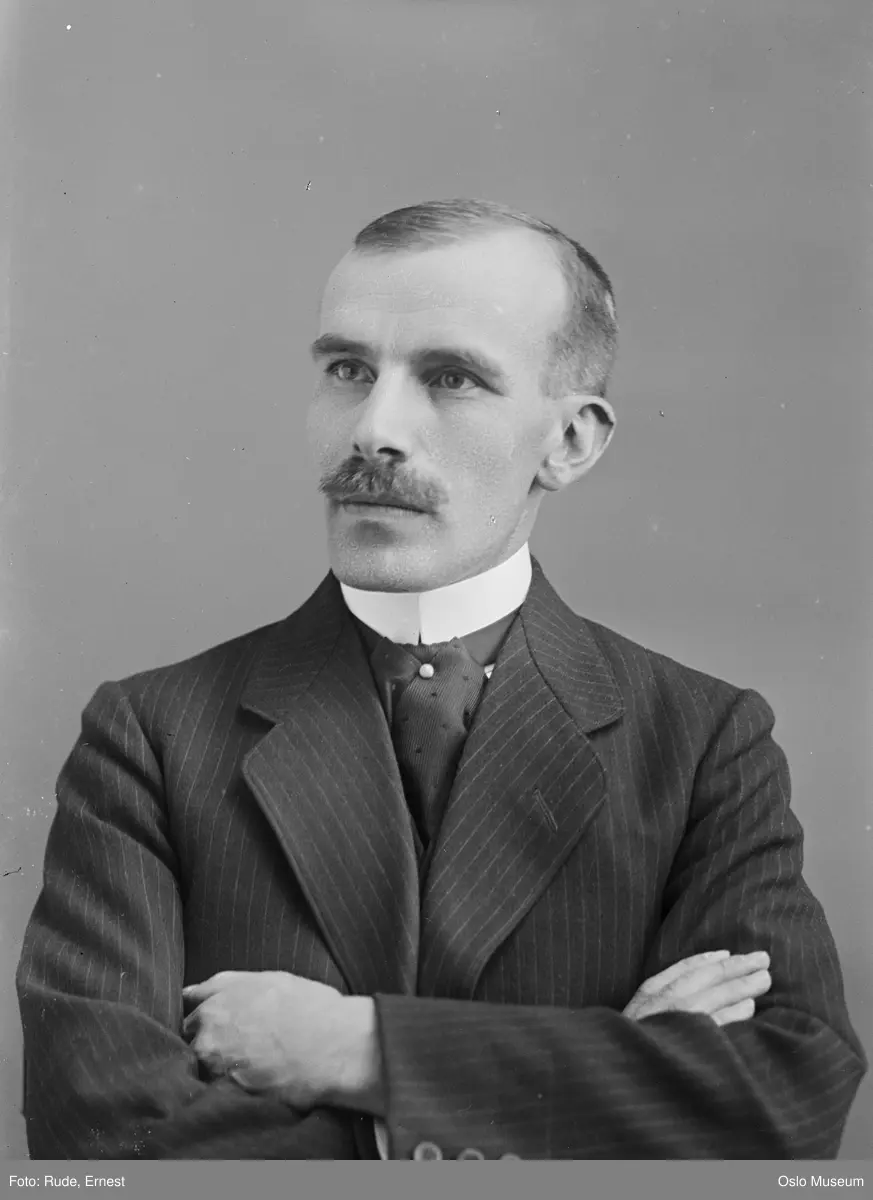 portrett, mann, brystbilde, korslagte armer
