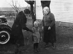 Besøk frå "byen" , f. v. Maria frå Stavanger, Solveig  med r