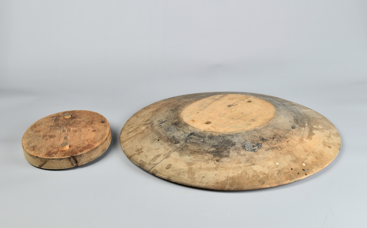 Oval bremblokk med flat topp og nedskrående kanter. På toppen er det to hull der man kan sette fast en hatteblokk for et hattehode. Følger med tilhørende oval og flat blokk med to trenagler som passer. Litt flekkete på over og undersiden, men er generelt i god stand.