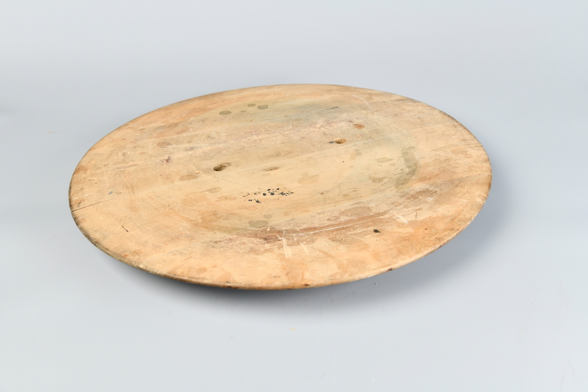 Oval bremblokk med flat topp og nedskrående kanter. På toppen er det to hull der man kan sette fast en hatteblokk for et hattehode. Følger med tilhørende oval og flat blokk med to trenagler som passer. Litt flekkete på over og undersiden, men er generelt i god stand.