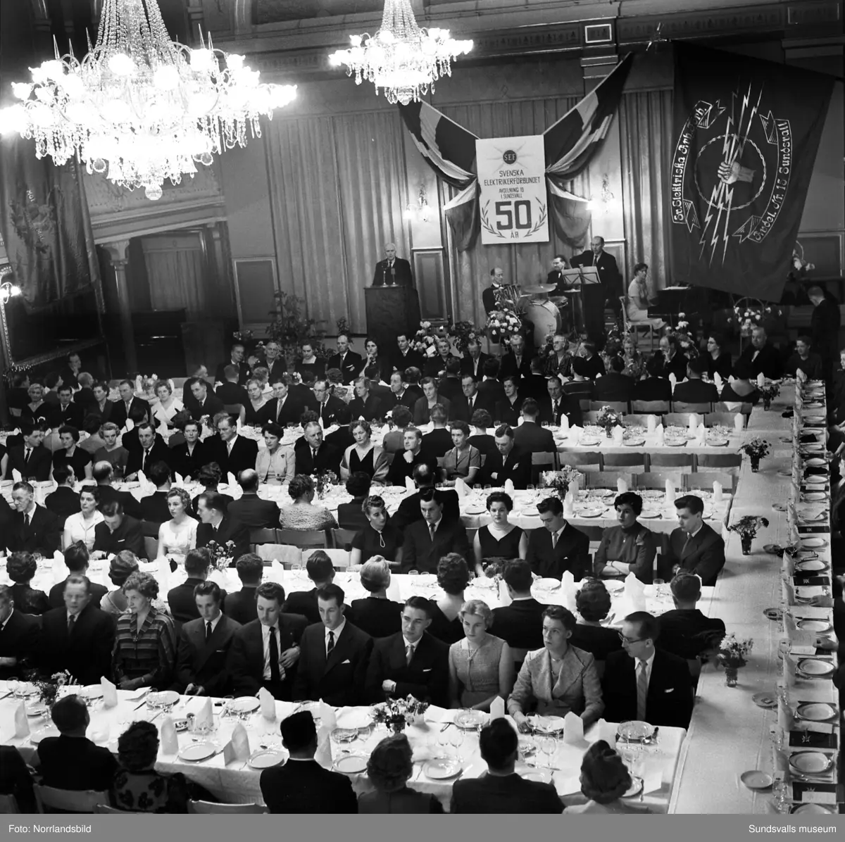 Elektrikerförbundets 50-årjubileum firas med festmiddag och dans samt högtidliga tal i Stadshussalongen.