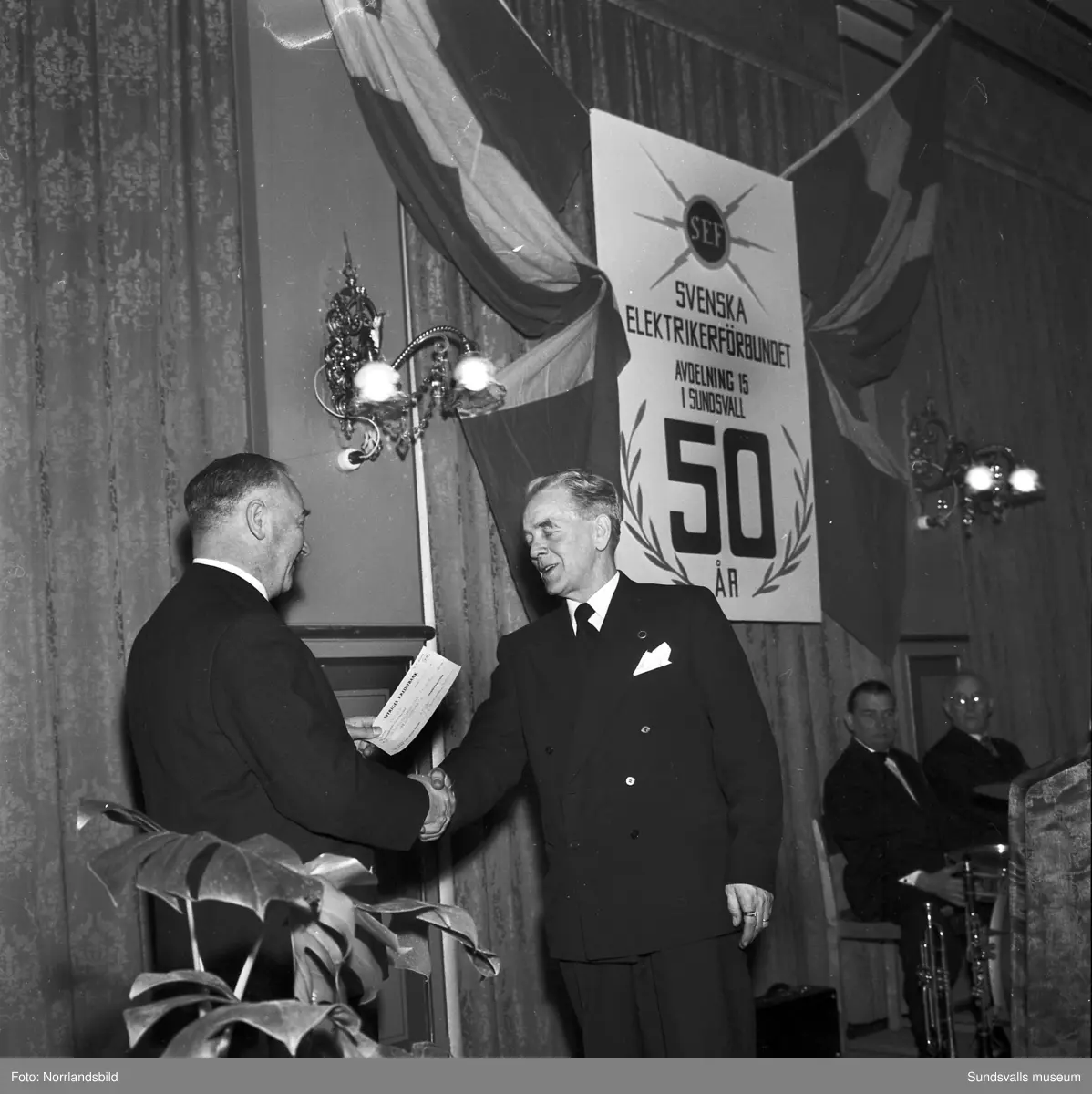 Elektrikerförbundets 50-årjubileum firas med festmiddag och dans samt högtidliga tal i Stadshussalongen.