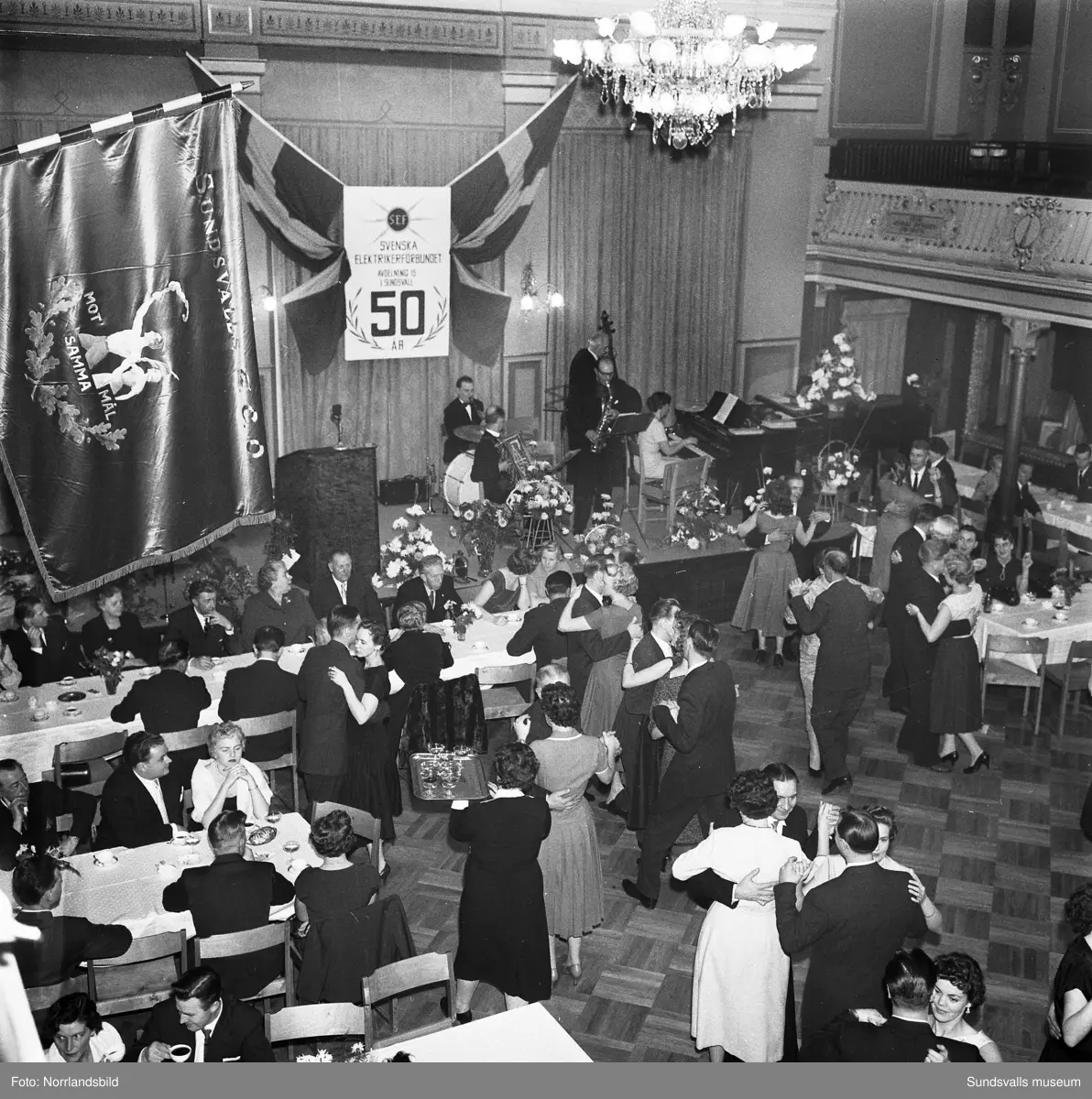 Elektrikerförbundets 50-årjubileum firas med festmiddag och dans samt högtidliga tal i Stadshussalongen.