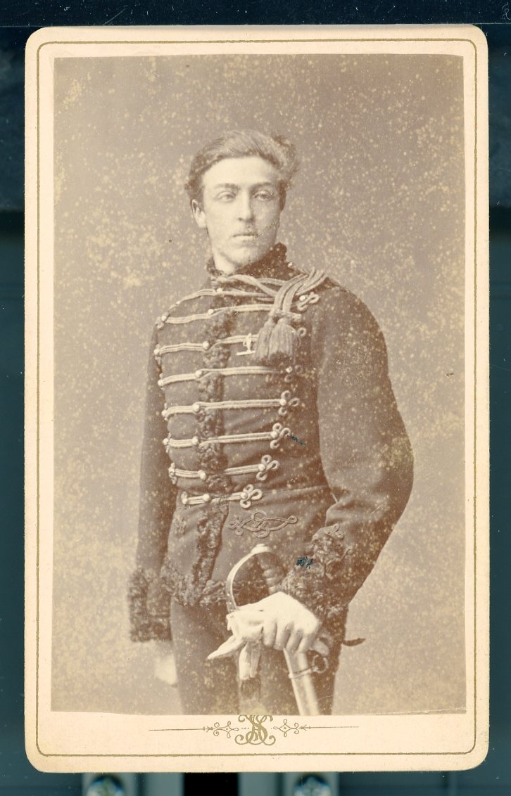 Kabinettsfotografi: Bror Munck af Fulkila i uniform med handen på värjan.