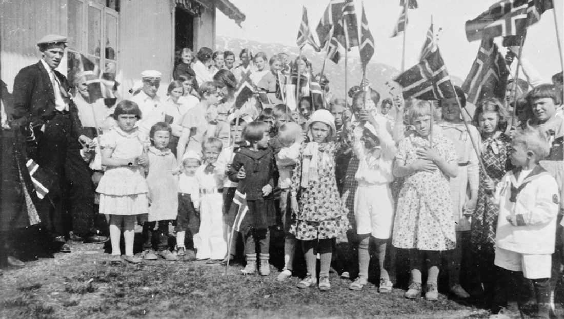 Leirfjord, Bardal. 17. mai feiring. De to minste småguttene i første rekke er John Breimo og Petter Eriksen.
Bildet er brukt i Leirfjordkalenderen - mai 1996