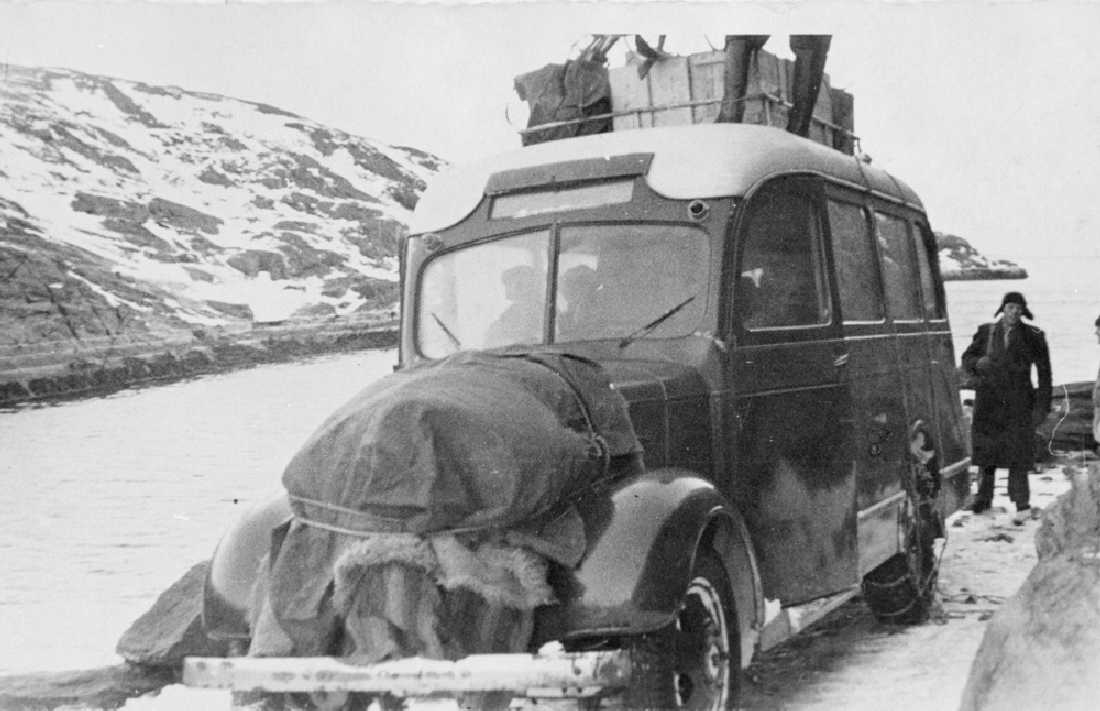 Leirfjord, Leinesodden. Bussen som frakter passasjerer mellom Leirfjord og Sandnessjøen over Leinesodden, på land ved ferja "Vesla". Skipper er Martin Edvardsen. Vesla tok passasjerer og gods.
Bildet er brukt i Leirfjordkalenderen - januar 2020