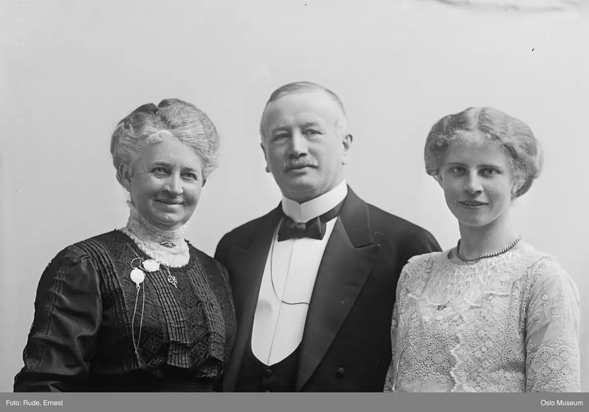 familiegruppe, kvinner, mann, grosserer