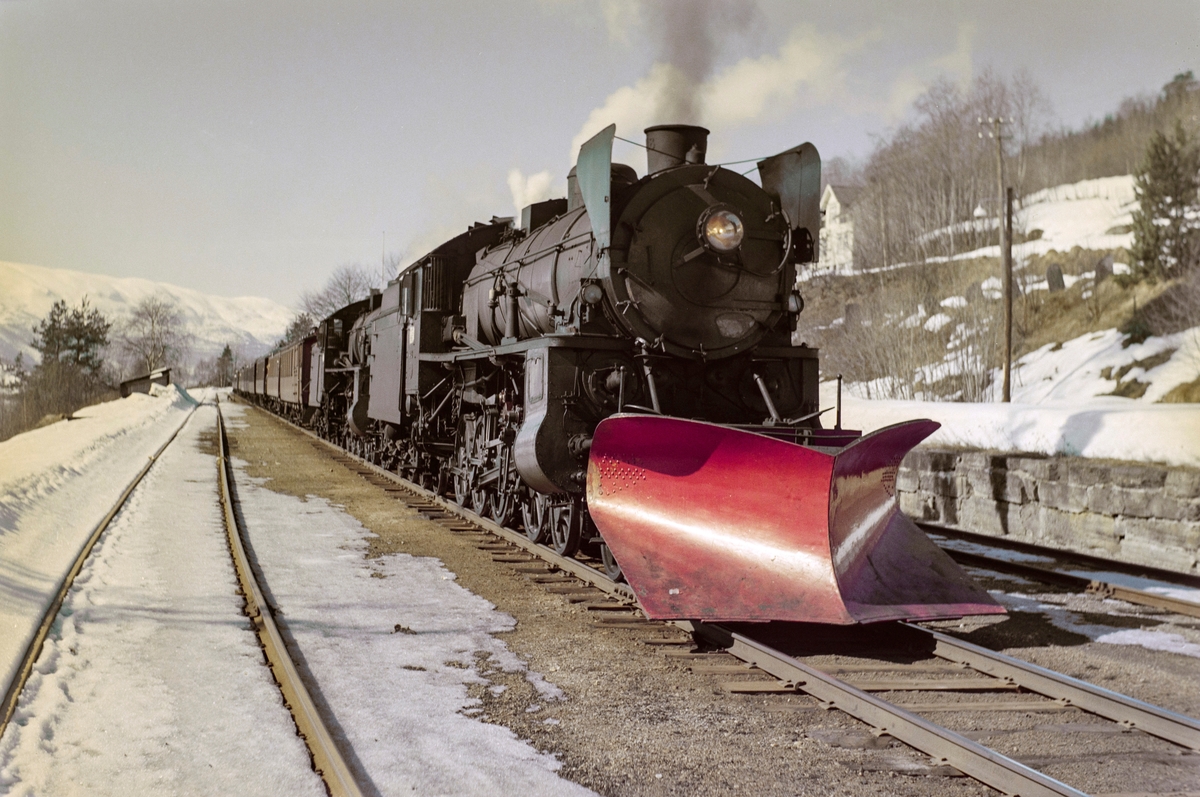 Ekstratog i forbindelse med påskeutfarten, tog 7654, på Ygre stasjon. Toget trekkes av damplokomotiv type 31b nr. 402 og 418.