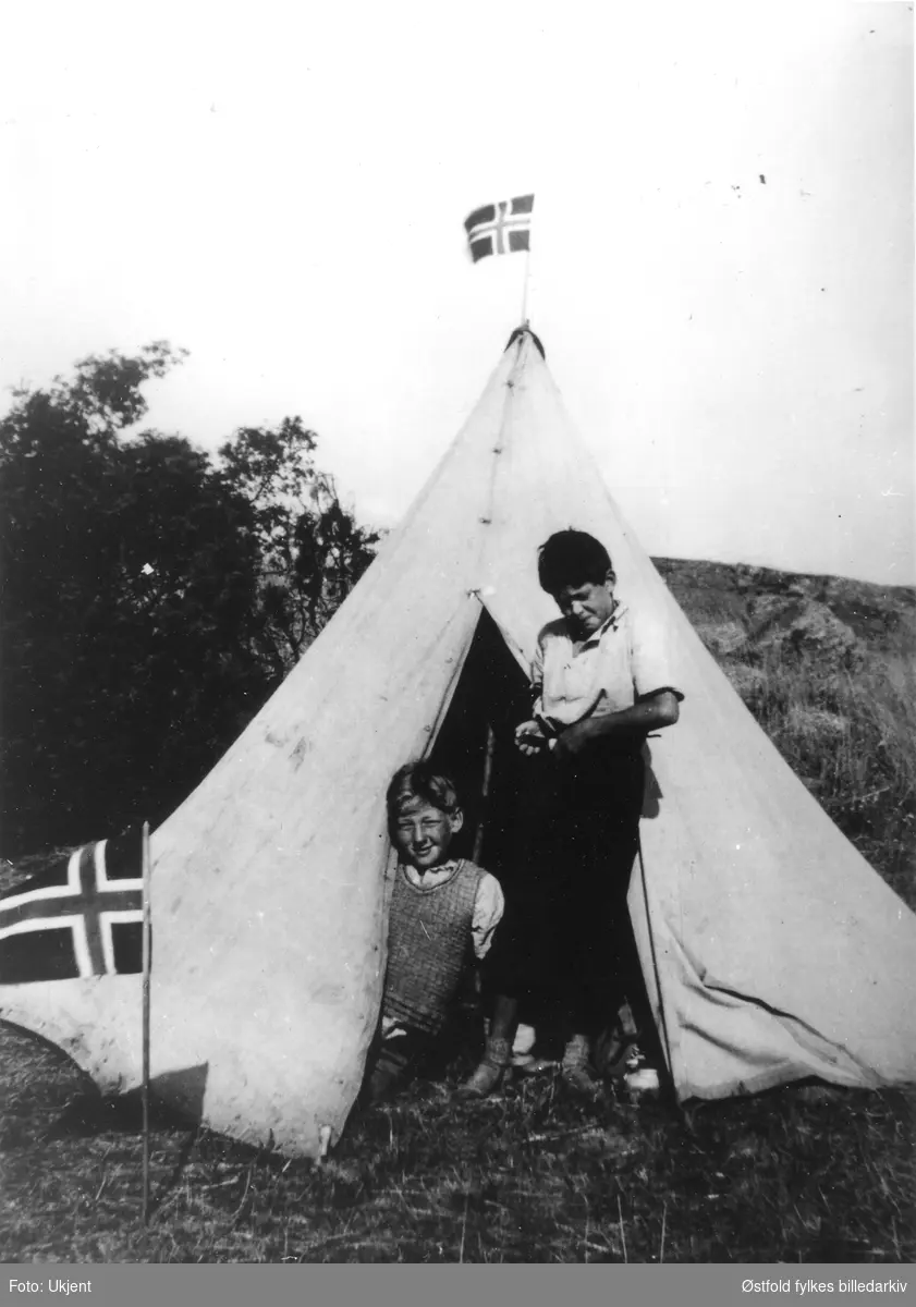 På teltur ved Vansjø  1933-34. Ivar Grønvold og Egil Gjølberg fra Rygge.